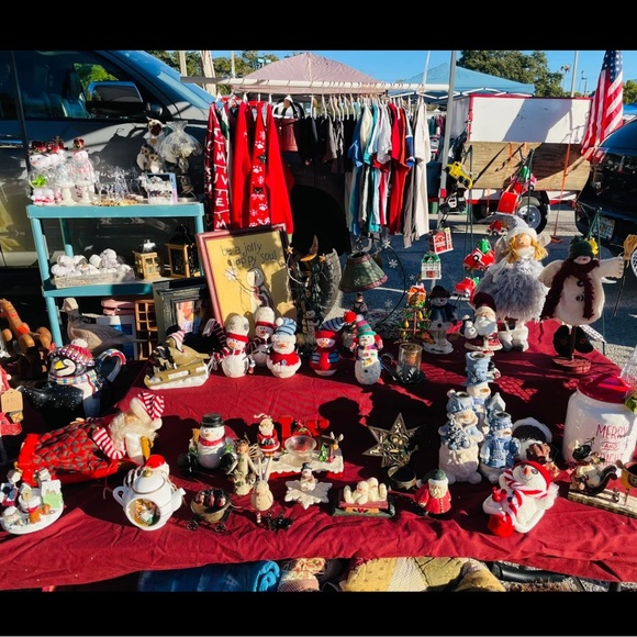 5 pound Christmas mystery box !! Mostly decorations figurines , garlands ect. - Picture 7 of 10